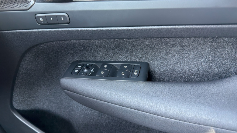 Volvo XC40 2.0 B4P Ultimate Dark 5dr Auto Petrol Estate